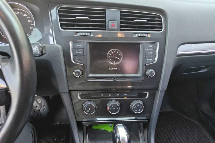 Used Volkswagen Golf 2017 1.6L Automatic Comfort Million-Vehicle Anniversary Edition Audio And AC Panel