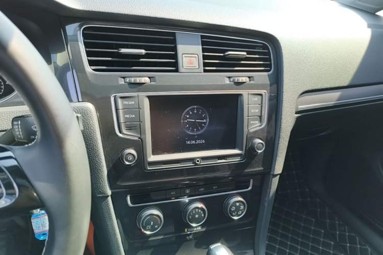 Used Volkswagen Golf 2017 1.6L Automatic Comfort Million-Vehicle Anniversary Edition Audio And AC Panel