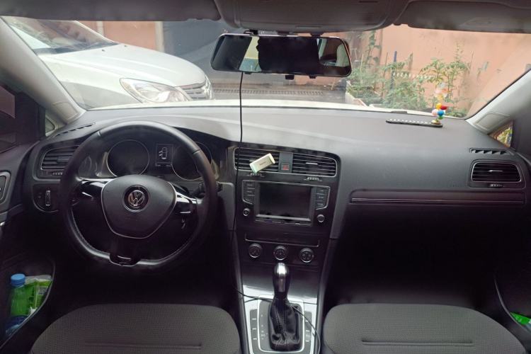 Used Volkswagen Golf 2017 230TSI Automatic Comfort Edition – Celebrating Milestone of One Million Units Center Console