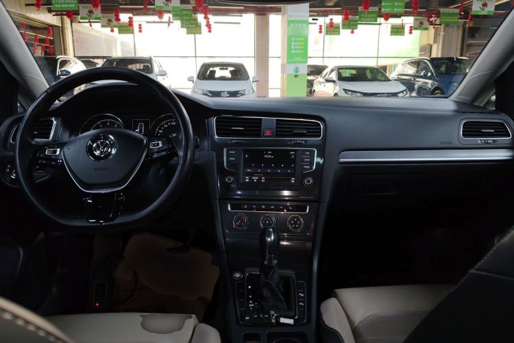 Used Volkswagen Golf 2017 230TSI Automatic Luxury Million-Vehicle Commemorative Edition Center Console