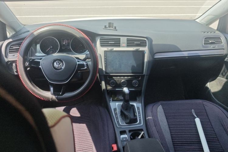 Used Volkswagen Golf 2017 230TSI Automatic Comfort Edition – Celebrating Milestone of One Million Units Center Console