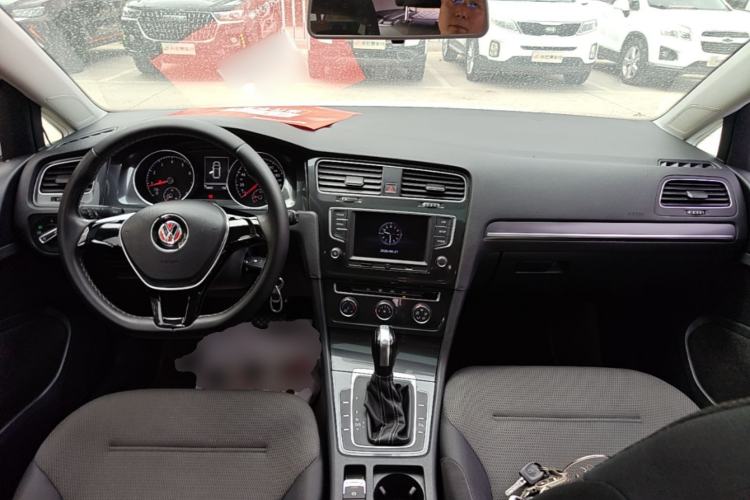 Used Volkswagen Golf 2017 230TSI Automatic Comfort Edition – Celebrating Milestone of One Million Units Center Console