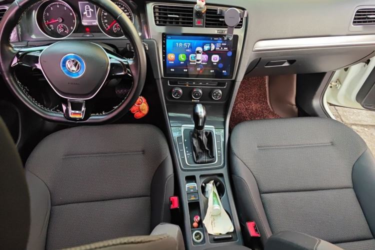 Used Volkswagen Golf 2017 230TSI Automatic Comfort Edition – Celebrating Milestone of One Million Units Center Console