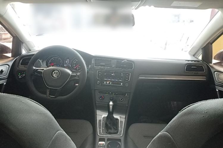 Used Volkswagen Golf 2017 230TSI Automatic Comfort Edition – Celebrating Milestone of One Million Units Center Console