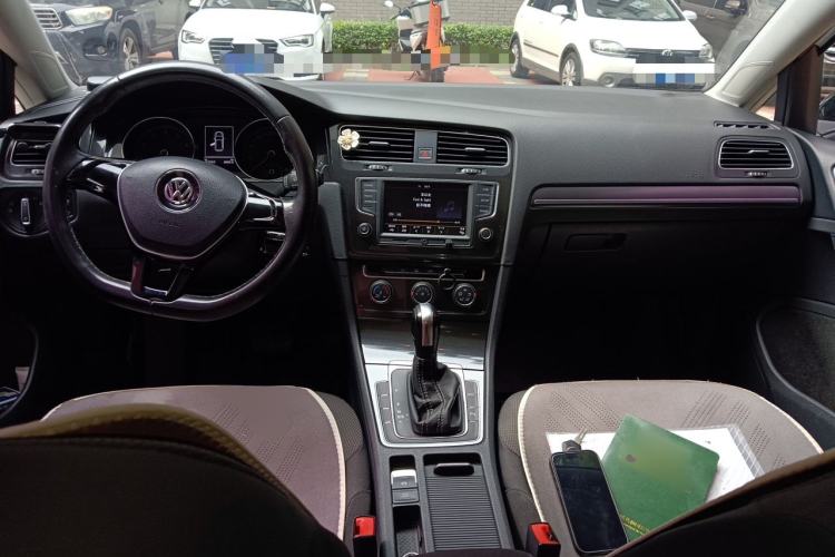 Used Volkswagen Golf 2017 230TSI Automatic Comfort Edition – Celebrating Milestone of One Million Units Center Console