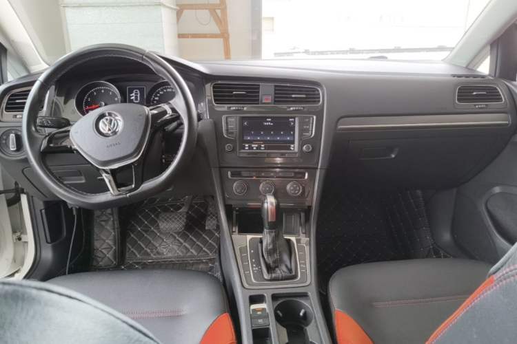 Used Volkswagen Golf 2017 230TSI Automatic Comfort Edition – Celebrating Milestone of One Million Units Center Console