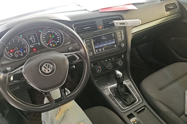 Used Volkswagen Golf 2017 230TSI Automatic Comfort Edition – Celebrating Milestone of One Million Units Center Console