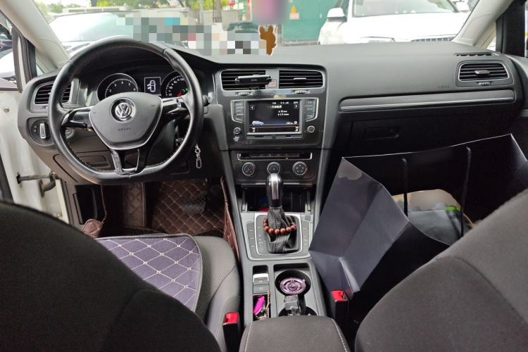 Used Volkswagen Golf 2017 230TSI Automatic Comfort Edition – Celebrating Milestone of One Million Units Center Console