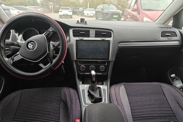 Used Volkswagen Golf 2017 230TSI Automatic Comfort Edition – Celebrating Milestone of One Million Units Center Console
