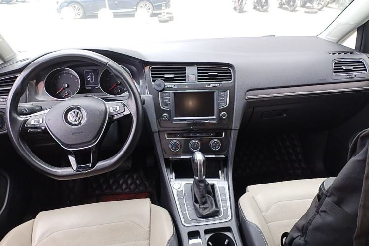 Used Volkswagen Golf 2017 230TSI Automatic Luxury Million-Vehicle Commemorative Edition Center Console