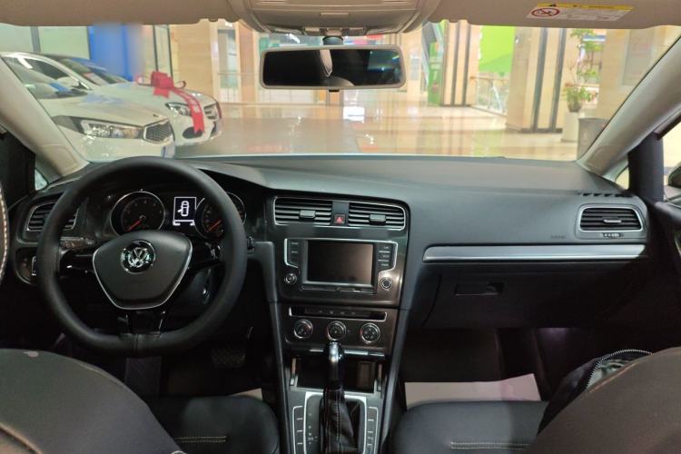 Used Volkswagen Golf 2017 230TSI Automatic Comfort Edition – Celebrating Milestone of One Million Units Center Console