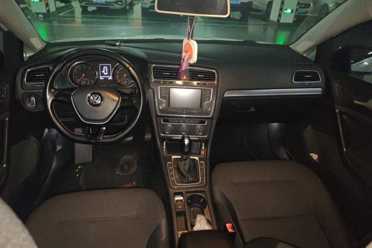 Used Volkswagen Golf 2017 230TSI Automatic Comfort Edition – Celebrating Milestone of One Million Units Center Console