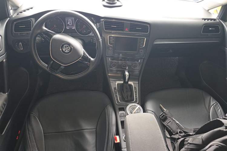 Used Volkswagen Golf 2017 230TSI Automatic Comfort Edition – Celebrating Milestone of One Million Units Center Console