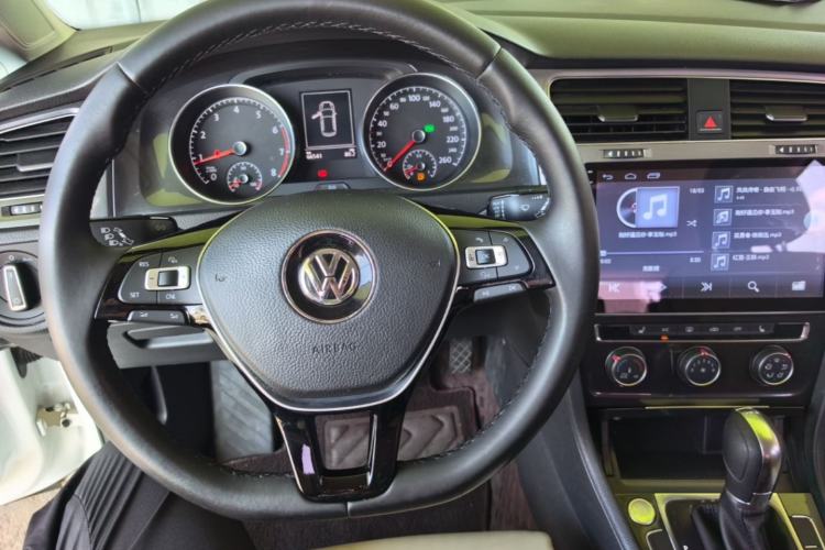 Used Volkswagen Golf 2017 230TSI Automatic Luxury Million-Vehicle Commemorative Edition Center Console