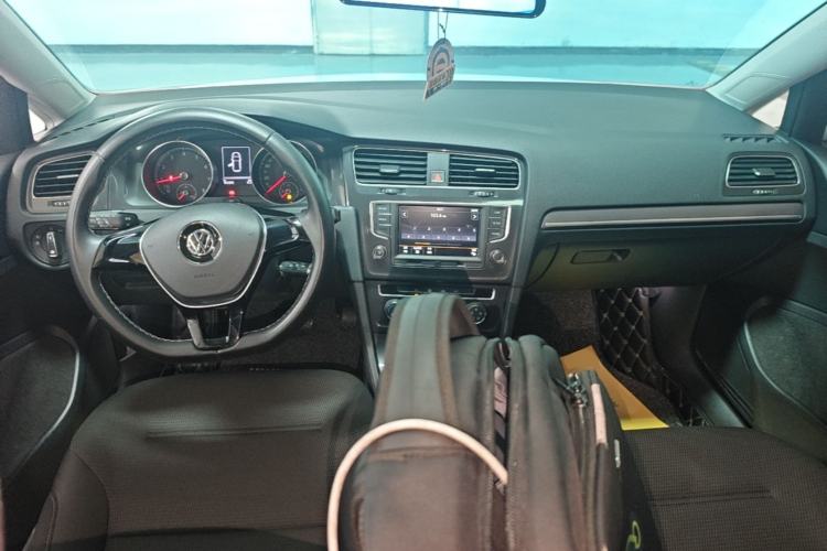 Used Volkswagen Golf 2017 1.6L Automatic Comfort Million-Vehicle Anniversary Edition Center Console