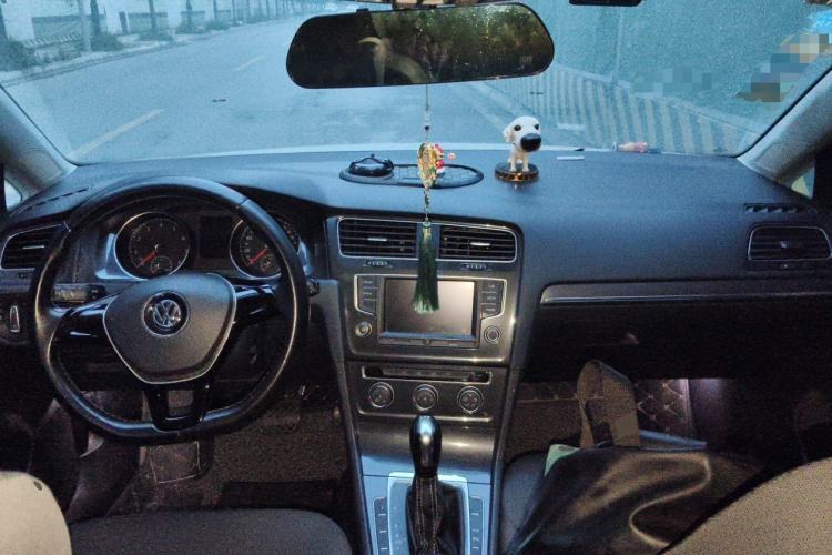Used Volkswagen Golf 2017 230TSI Automatic Comfort Edition – Celebrating Milestone of One Million Units Center Console