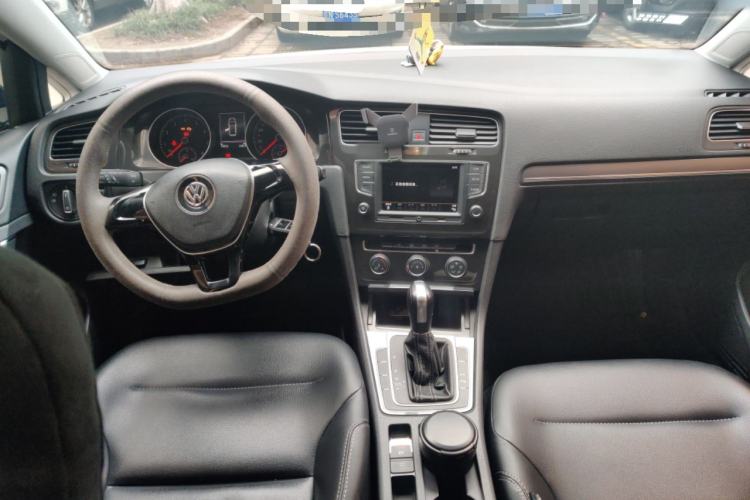 Used Volkswagen Golf 2017 1.6L Automatic Comfort Million-Vehicle Anniversary Edition Center Console