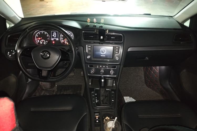 Used Volkswagen Golf 2017 230TSI Automatic Comfort Edition – Celebrating Milestone of One Million Units Center Console