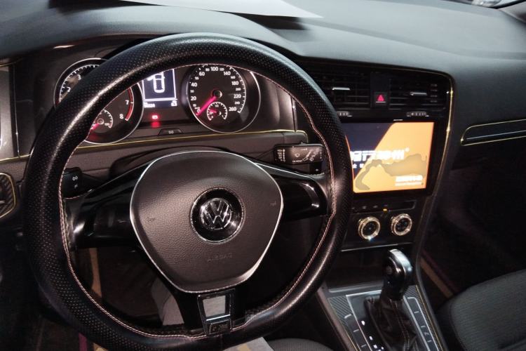 Used Volkswagen Golf 2017 230TSI Automatic Comfort Edition – Celebrating Milestone of One Million Units Center Console