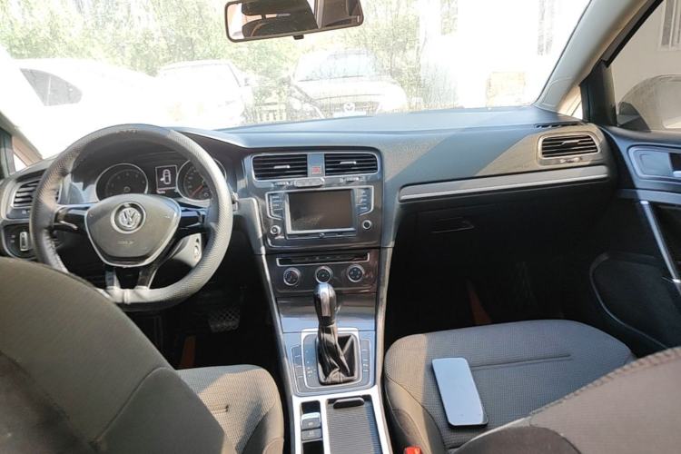 Used Volkswagen Golf 2017 1.6L Automatic Comfort Million-Vehicle Anniversary Edition Center Console