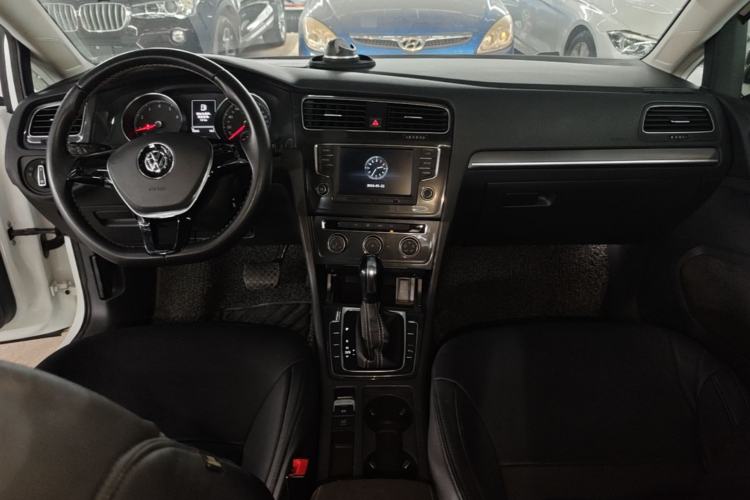 Used Volkswagen Golf 2017 230TSI Automatic Comfort Edition – Celebrating Milestone of One Million Units Center Console