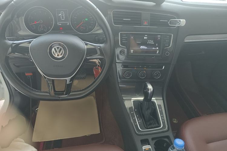 Used Volkswagen Golf 2017 1.6L Automatic Comfort Million-Vehicle Anniversary Edition Center Console