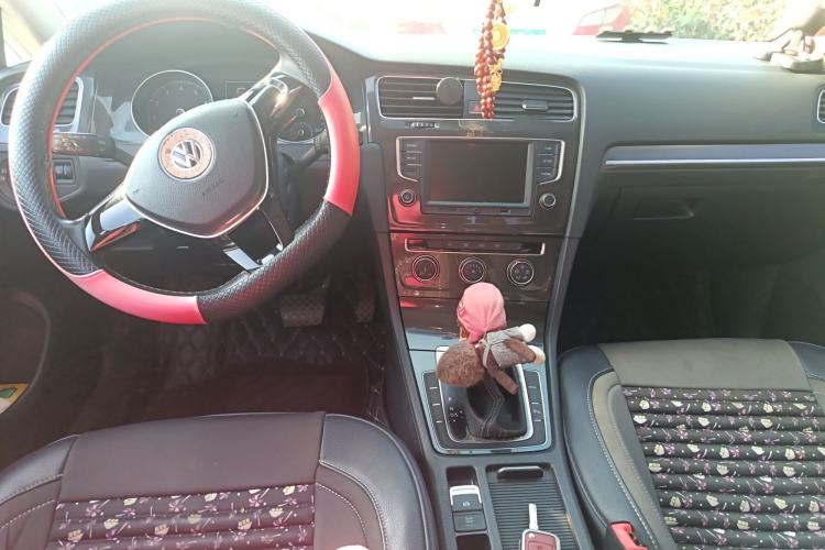 Used Volkswagen Golf 2017 230TSI Automatic Comfort Edition – Celebrating Milestone of One Million Units Center Console