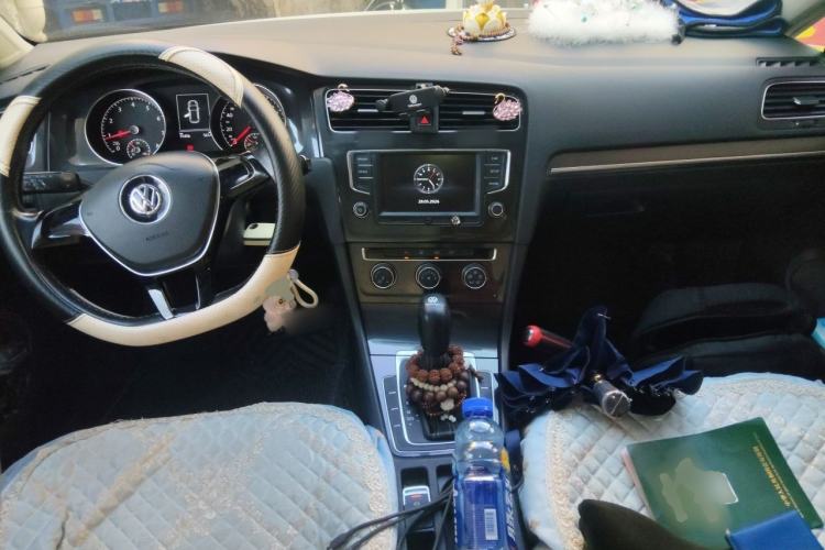 Used Volkswagen Golf 2017 230TSI Automatic Comfort Edition – Celebrating Milestone of One Million Units Center Console