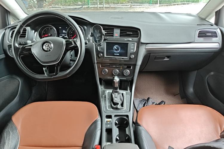 Used Volkswagen Golf 2017 1.6L Automatic Comfort Million-Vehicle Anniversary Edition Center Console