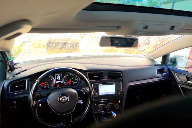 Used Volkswagen Golf 2017 230TSI Automatic Comfort Edition – Celebrating Milestone of One Million Units Center Console