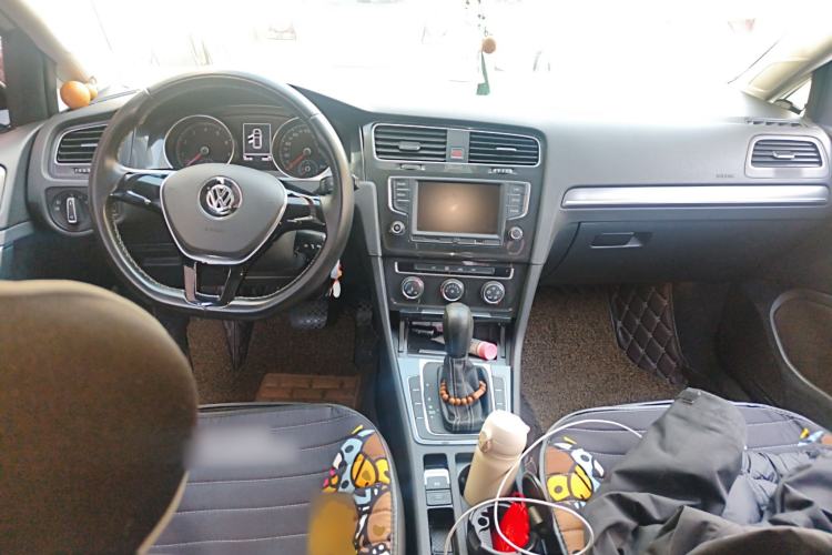 Used Volkswagen Golf 2017 230TSI Automatic Comfort Edition – Celebrating Milestone of One Million Units Center Console