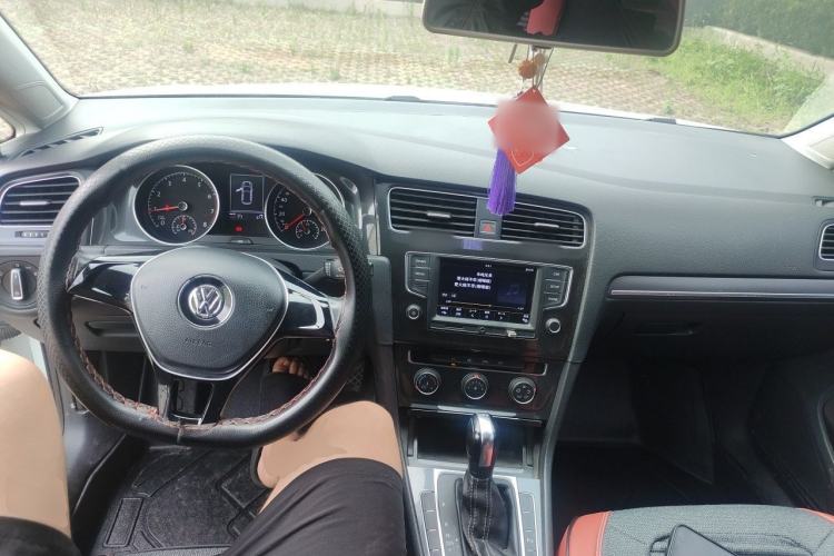 Used Volkswagen Golf 2017 230TSI Automatic Comfort Edition – Celebrating Milestone of One Million Units Center Console
