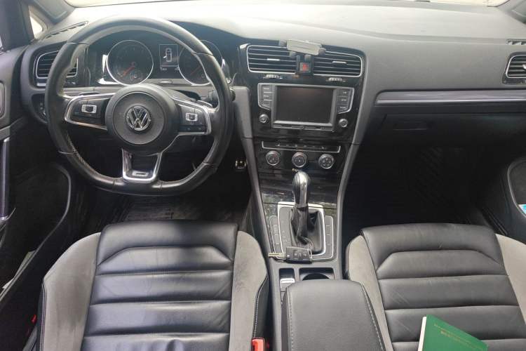 Used Volkswagen Golf 2017 280TSI Automatic R-Line Million-Vehicle Commemorative Edition Center Console