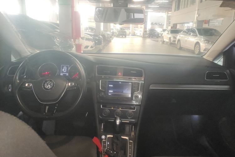 Used Volkswagen Golf 2017 230TSI Automatic Comfort Edition – Celebrating Milestone of One Million Units Center Console