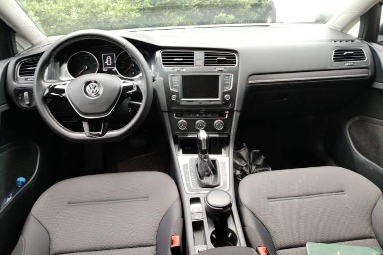 Used Volkswagen Golf 2017 1.6L Automatic Comfort Million-Vehicle Anniversary Edition Center Console