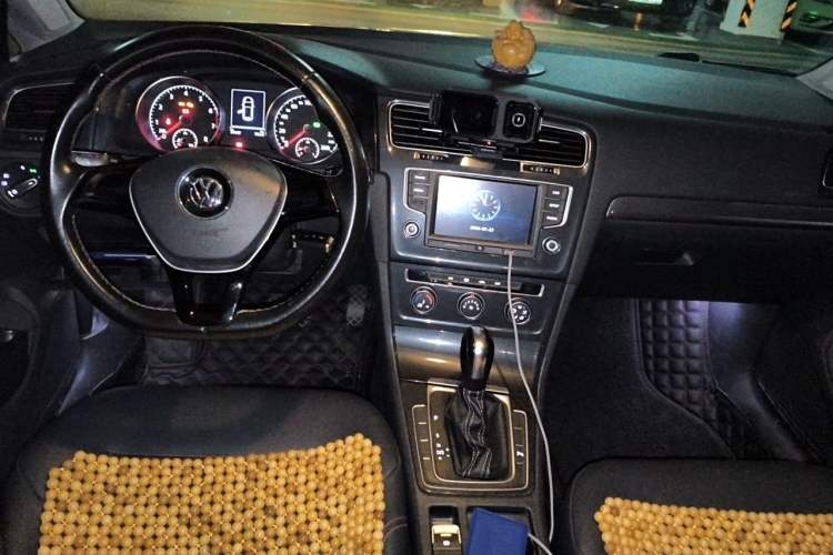 Used Volkswagen Golf 2017 230TSI Automatic Comfort Edition – Celebrating Milestone of One Million Units Center Console