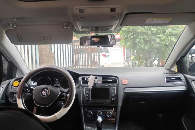 Used Volkswagen Golf 2017 230TSI Automatic Comfort Edition – Celebrating Milestone of One Million Units Center Console