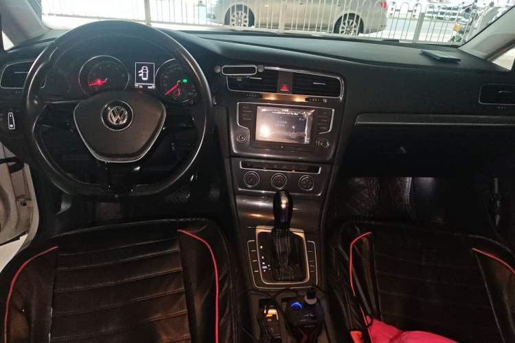 Used Volkswagen Golf 2017 1.6L Automatic Comfort Million-Vehicle Anniversary Edition Center Console