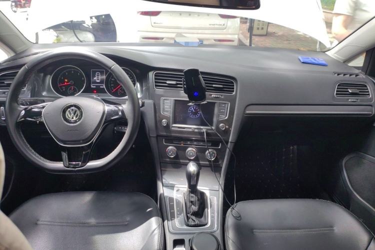 Used Volkswagen Golf 2017 230TSI Automatic Comfort Edition – Celebrating Milestone of One Million Units Center Console