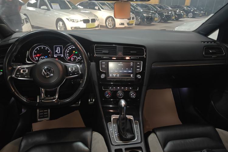 Used Volkswagen Golf 2017 280TSI Automatic R-Line Million-Vehicle Commemorative Edition Center Console