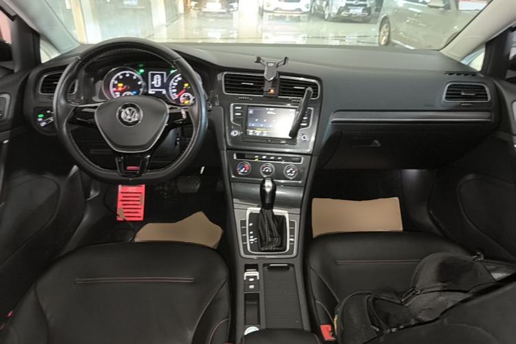 Used Volkswagen Golf 2017 1.6L Automatic Comfort Million-Vehicle Anniversary Edition Center Console