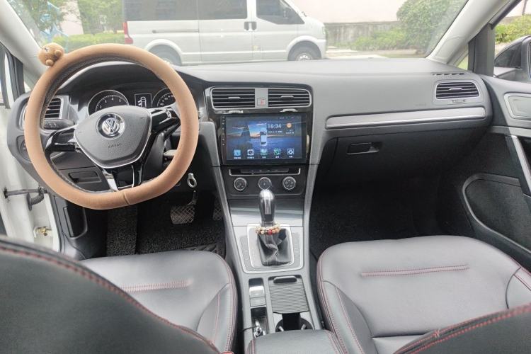 Used Volkswagen Golf 2017 1.6L Automatic Comfort Million-Vehicle Anniversary Edition Center Console