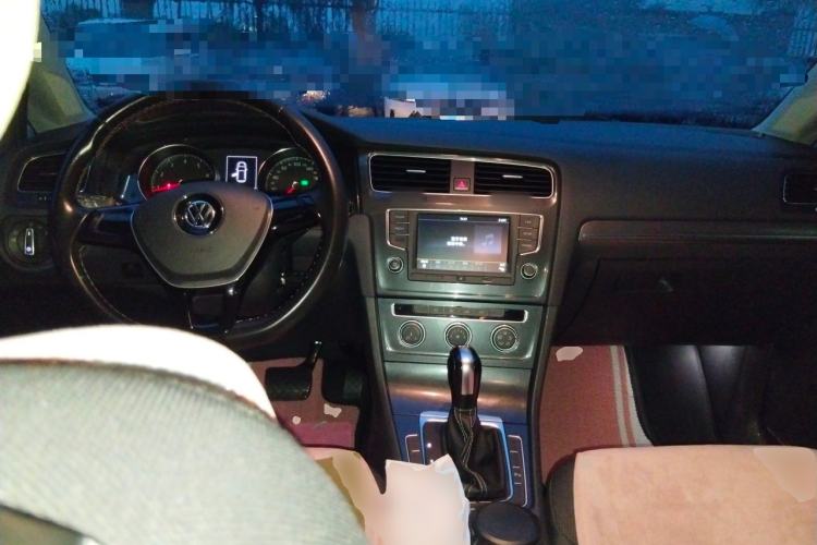 Used Volkswagen Golf 2017 230TSI Automatic Comfort Edition – Celebrating Milestone of One Million Units Center Console