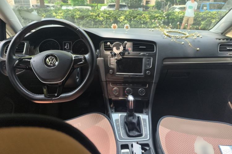 Used Volkswagen Golf 2017 230TSI Automatic Comfort Edition – Celebrating Milestone of One Million Units Center Console
