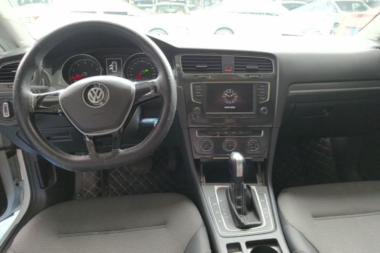 Used Volkswagen Golf 2017 1.6L Automatic Comfort Million-Vehicle Anniversary Edition Center Console