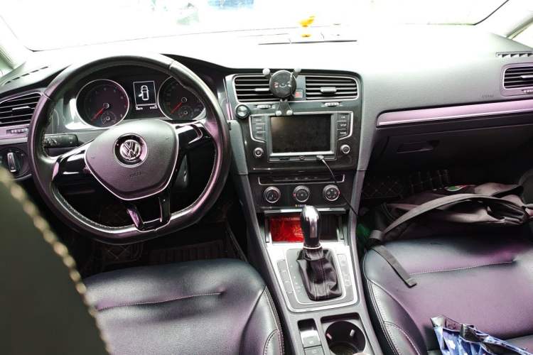 Used Volkswagen Golf 2017 230TSI Automatic Comfort Edition – Celebrating Milestone of One Million Units Center Console