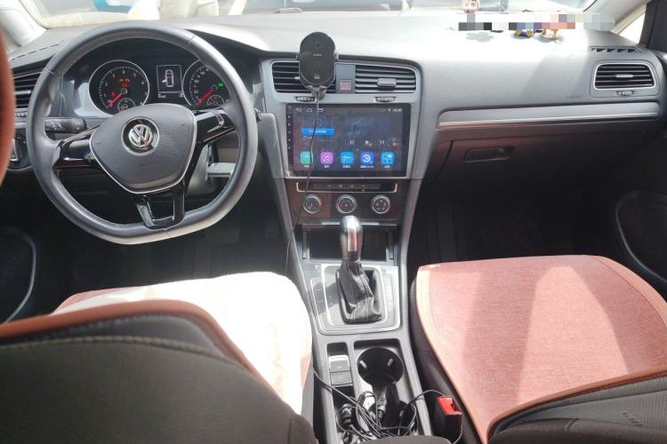 Used Volkswagen Golf 2017 230TSI Automatic Comfort Edition – Celebrating Milestone of One Million Units Center Console