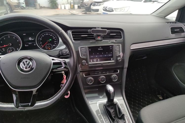 Used Volkswagen Golf 2017 1.6L Automatic Comfort Million-Vehicle Anniversary Edition Center Console