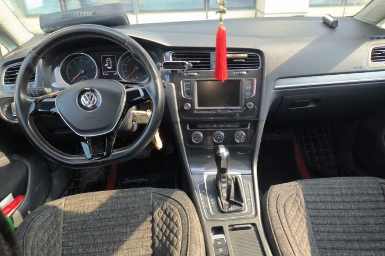 Used Volkswagen Golf 2017 230TSI Automatic Comfort Edition – Celebrating Milestone of One Million Units Center Console