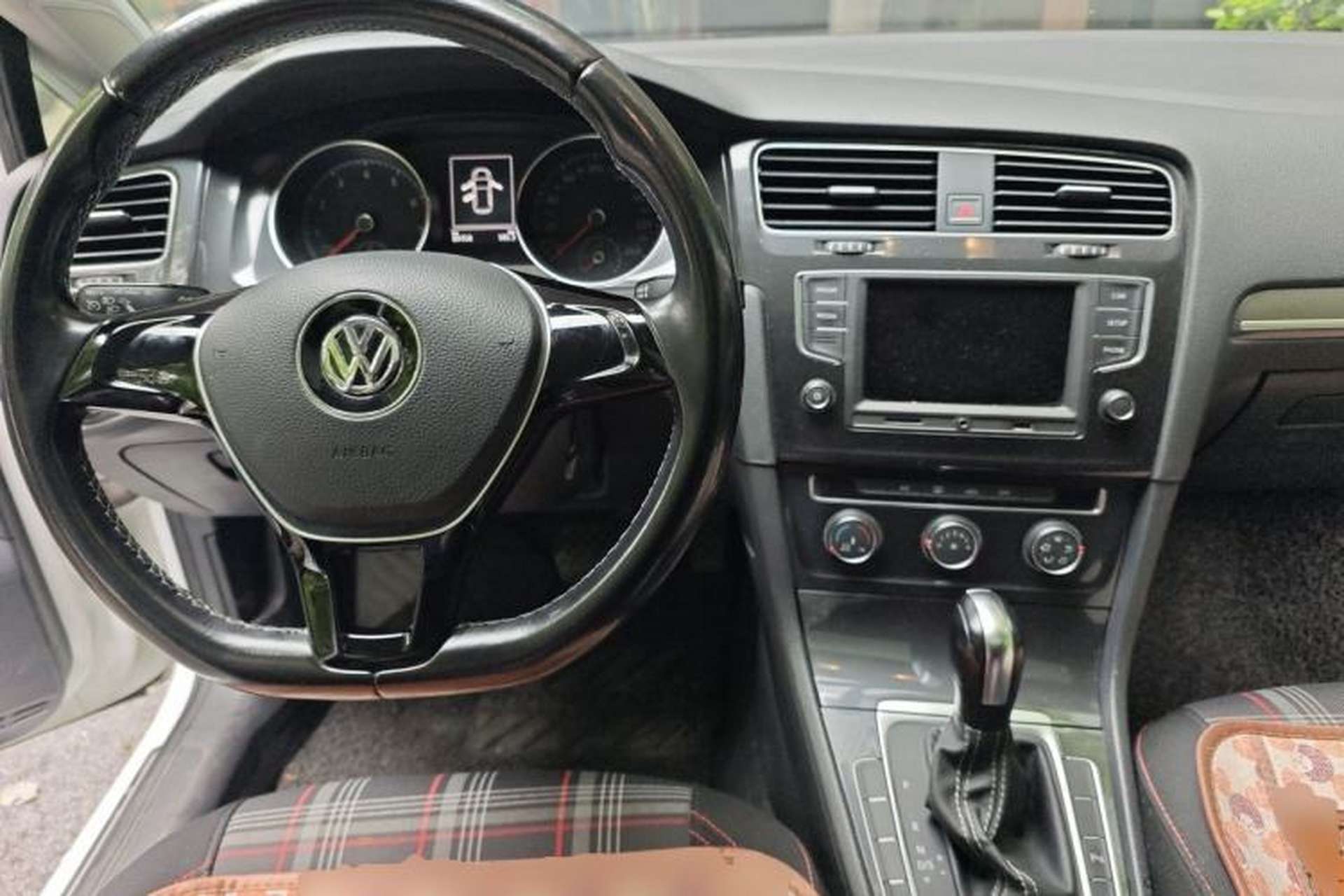 Used Volkswagen Golf 2017 1.6L Automatic Comfort Million-Vehicle Anniversary Edition Center Console